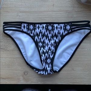 Black and white design bikini bottoms